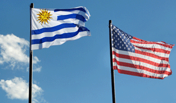 Banderas Uruguay y Estados Unidos